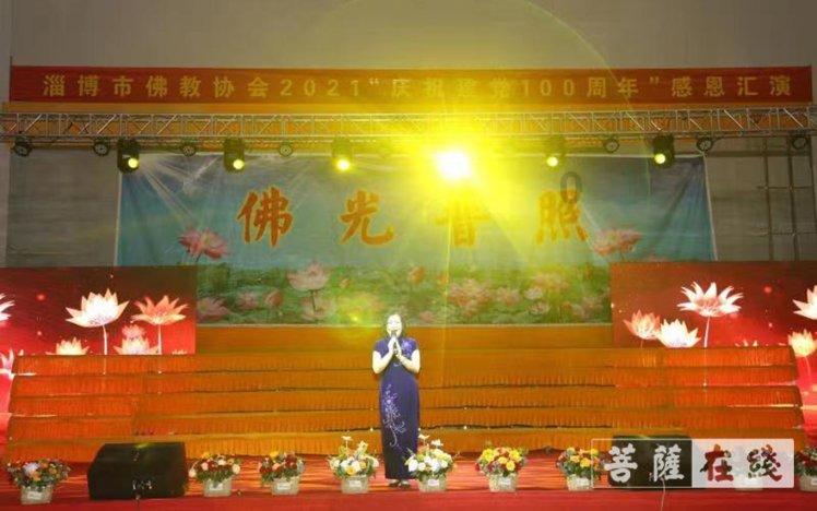 逃离海滩的女孩