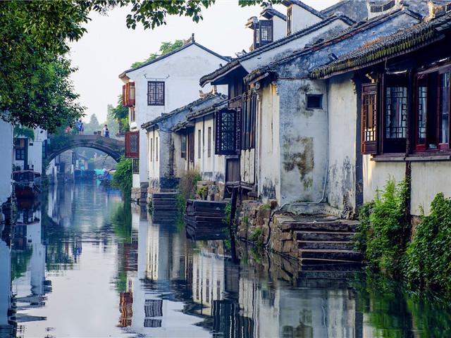 逃离昏暗下的小村